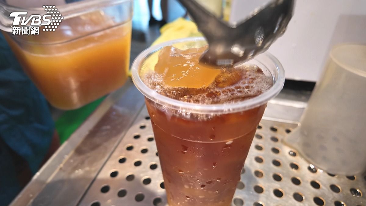 醬油也能入飲料!醬油+粉粿鹹甜拿鐵層次驚豔。(圖/TVBS)
