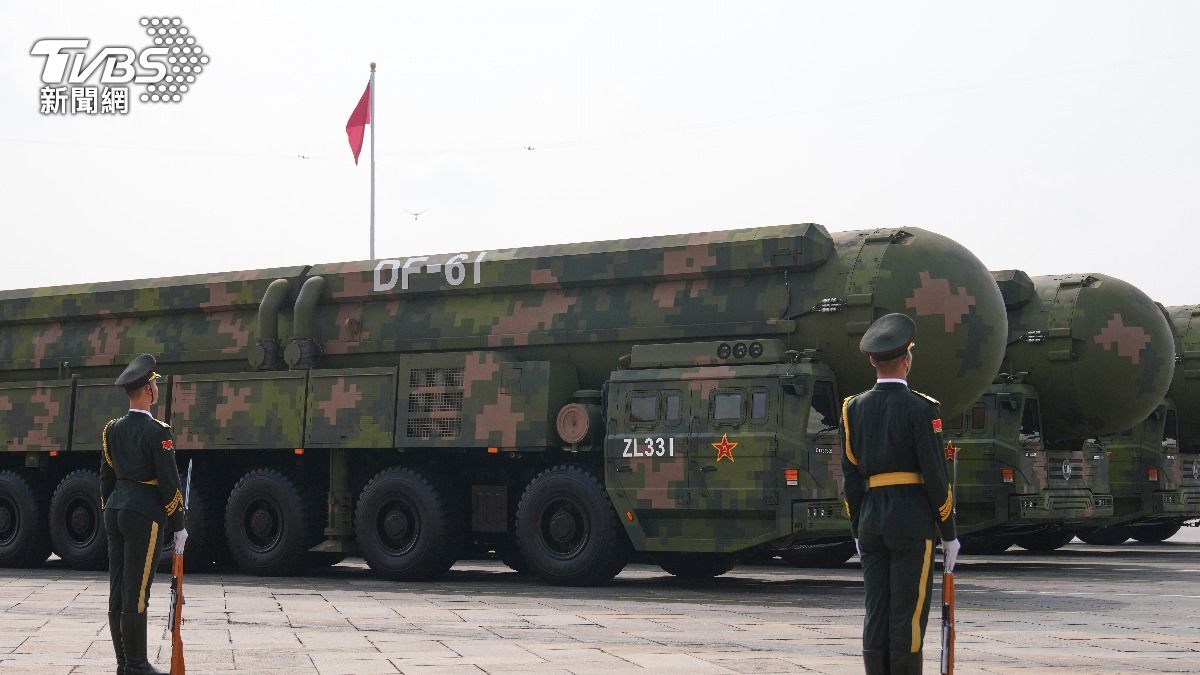 93閱兵展示的武器,最讓專家意外的就屬「東風-61」洲際彈道飛彈,過去從沒現身,性能資料闕如,推測射程可達2.5萬公里。(圖/達志影像美聯社)