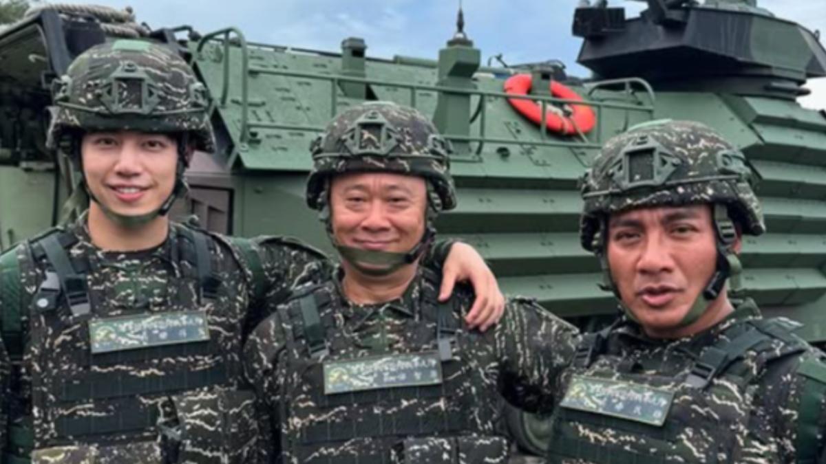邰智源(中)發文慶祝軍人節。(圖/翻攝自taitaihome IG)