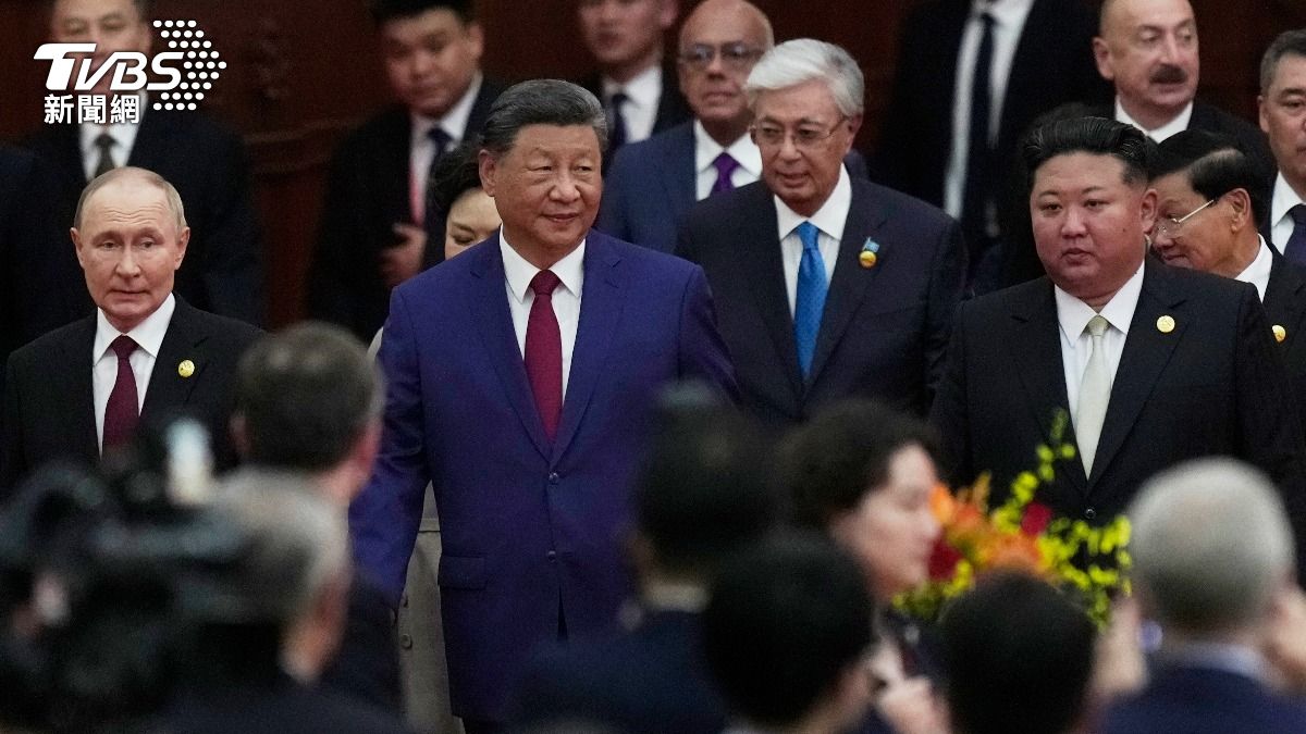 中共3日舉行大閱兵,俄羅斯總統普欽和北韓領導金正恩受邀出席,中俄朝領袖在天安門城樓上位置還復刻66年前冷戰時期站位。(圖/達志影像美聯社)
