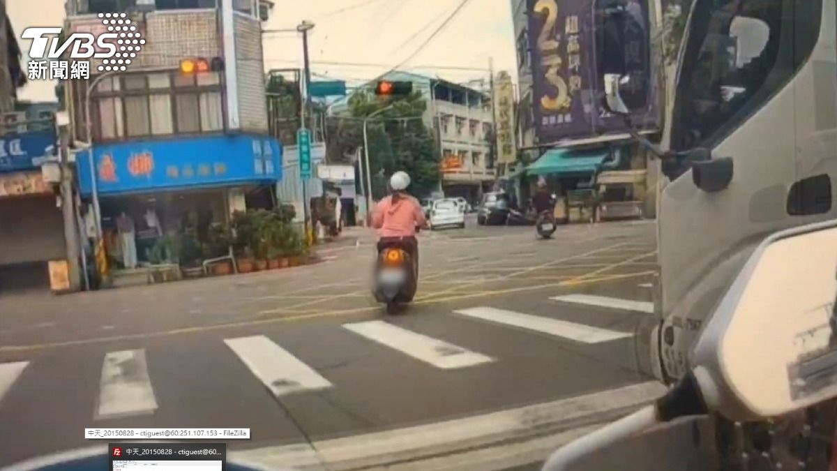 越女逾期居留遭盤查 連闖紅燈逆向逃。(圖/TVBS)
