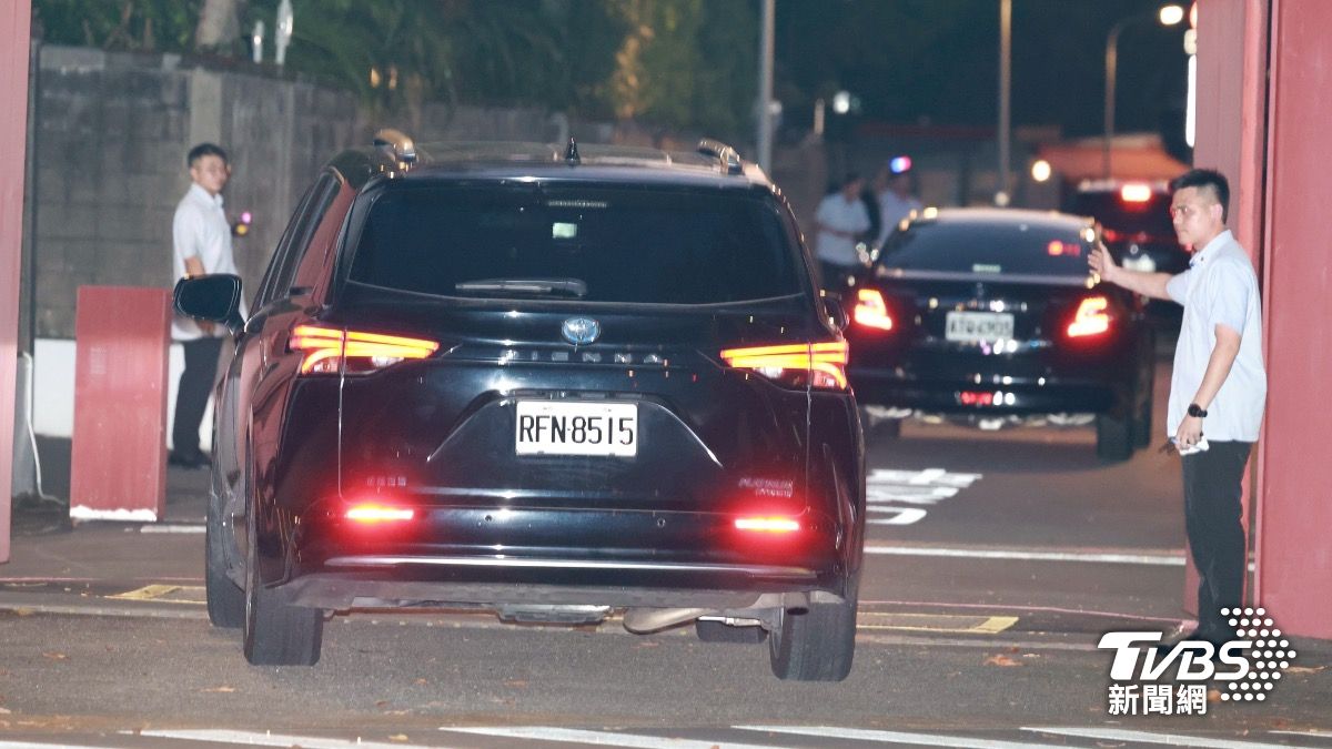 柯建銘座車駛進總統官邸。(圖/華子琛攝)