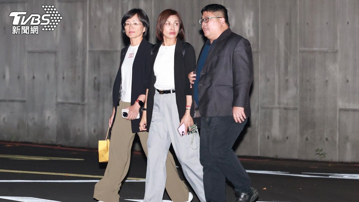(左起)蘇巧慧、邱議瑩、蔡易餘會後步出官邸向媒體轉述。(圖/華子琛攝)