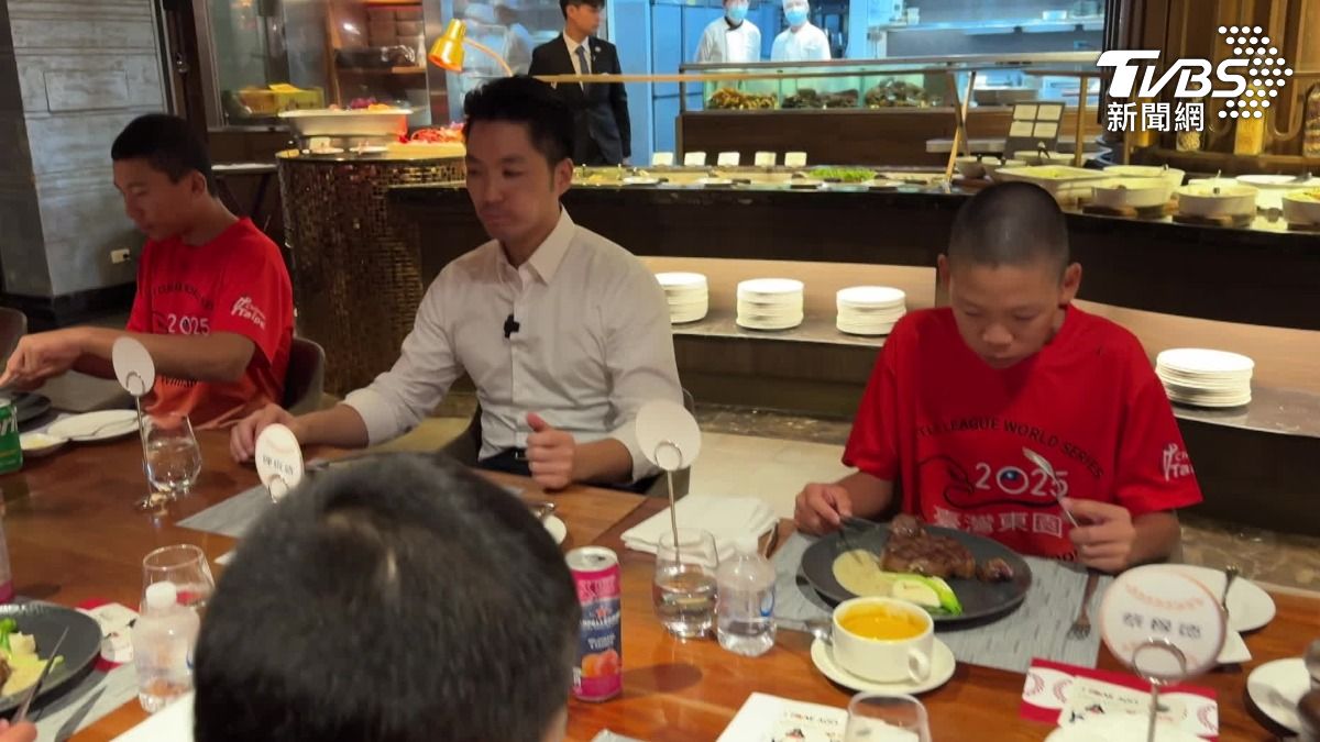 蔣萬安兌現承諾,東園少棒封王,啖和牛大餐。(圖/TVBS)