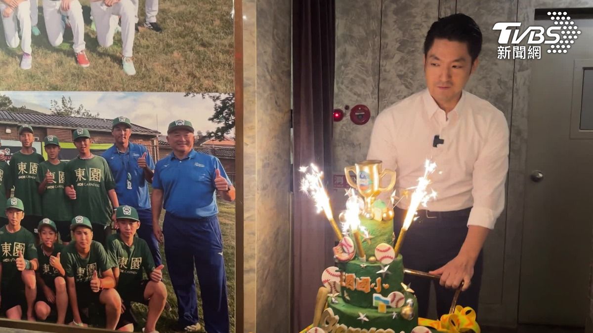 蔣萬安兌現承諾,東園少棒封王,啖和牛大餐。(圖/TVBS)
