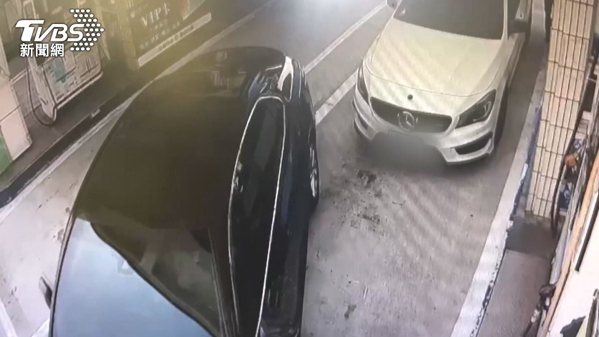 毒販以白色進口轎車代步，為躲避警方查緝從不熄火。（圖／TVBS）