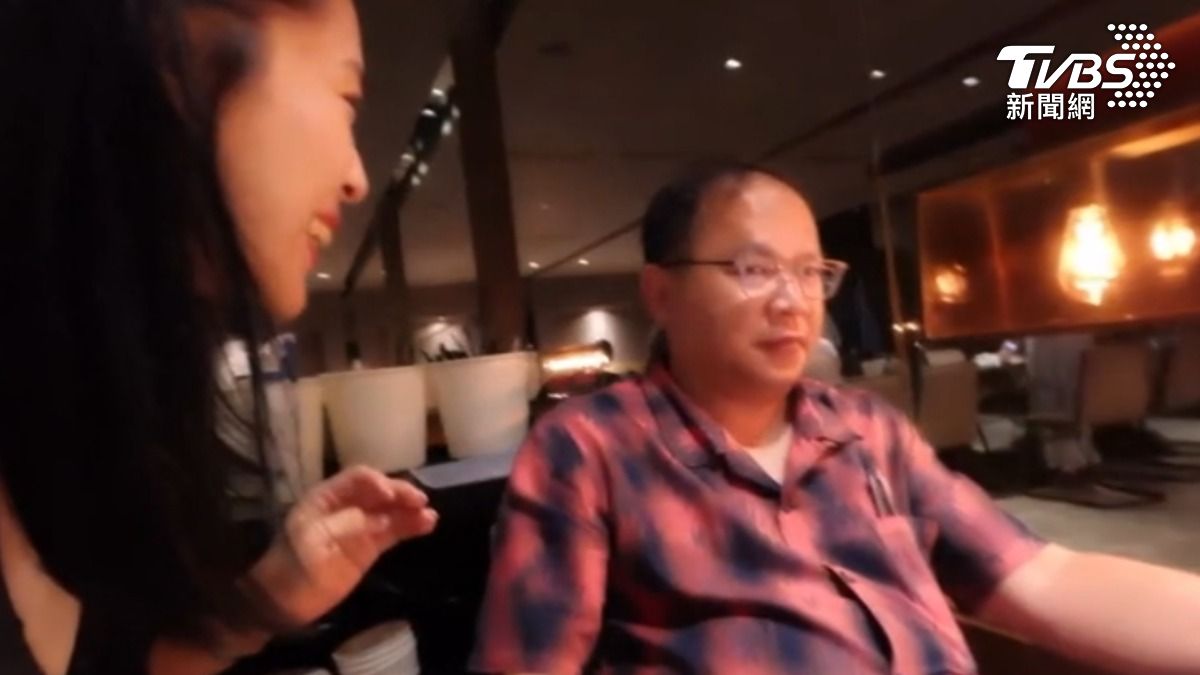 國民黨立委徐巧芯,在機場巧遇民進黨立委王義川。(圖/THREADS徐巧芯)