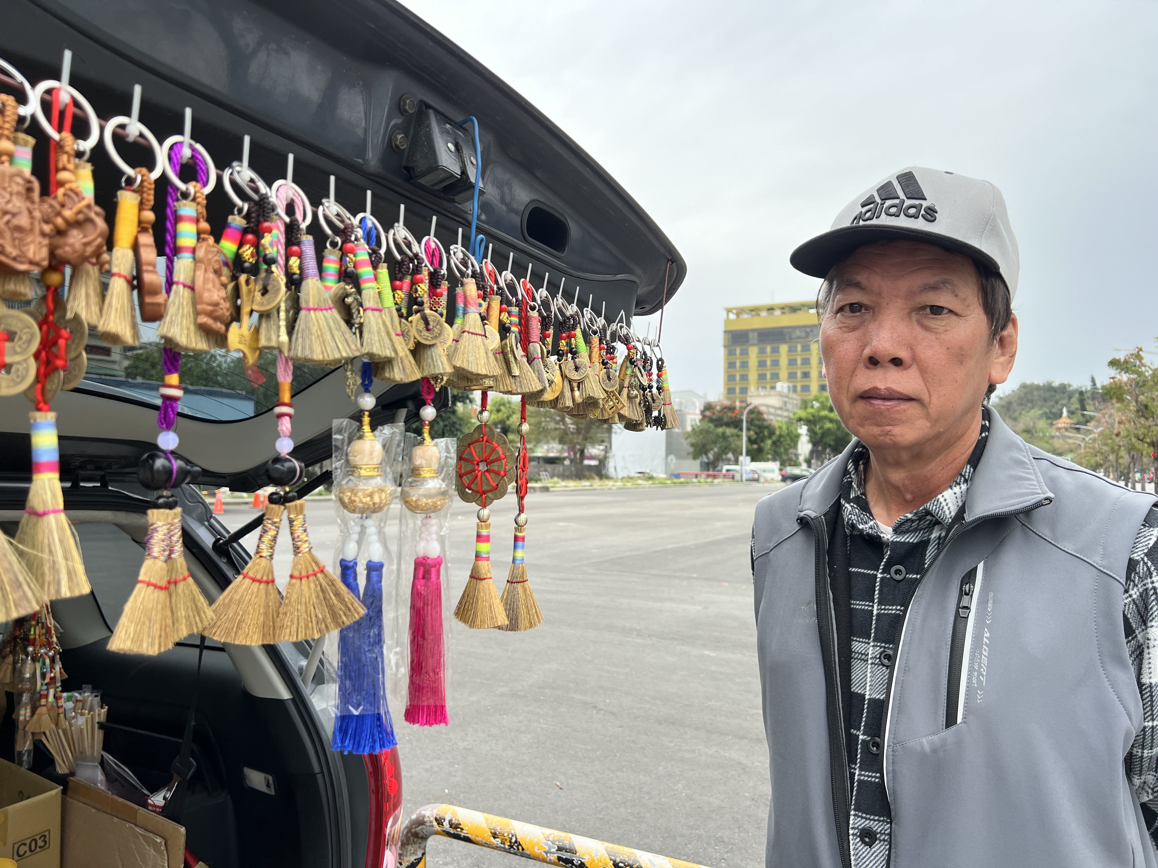 「掃帚老張」的2個兒子和孫女傳承他的事業，分別在台中、台東開業。（圖／中央社）