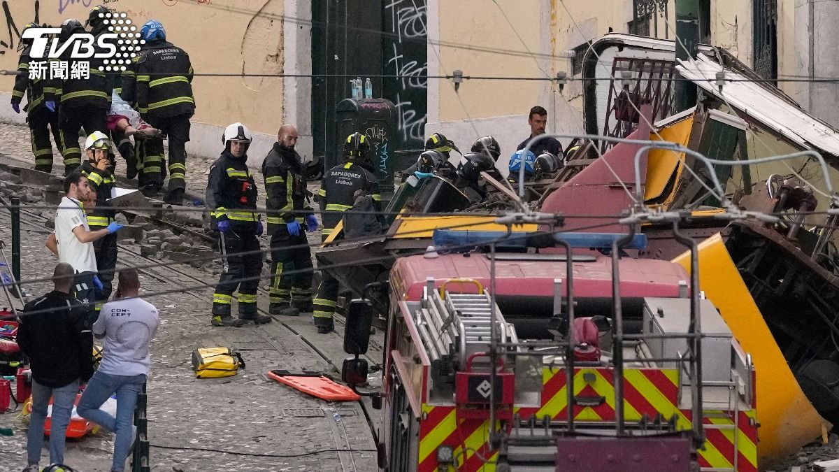 目擊者表示，電車似乎失控地沿山坡衝下，造成慘重傷亡。（圖／達志影像美聯社）