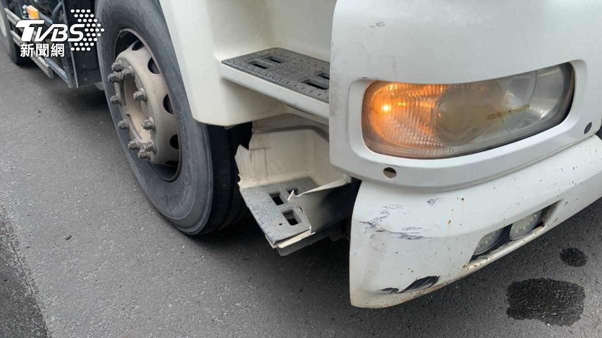 聯結車不明原因突往右鬼切。(圖/TVBS)