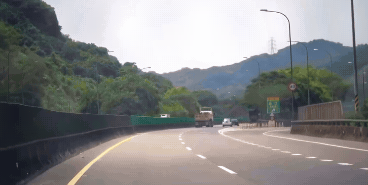 有片/台62線聯結車突鬼切 猛撞小客車「180度翻轉」險解體