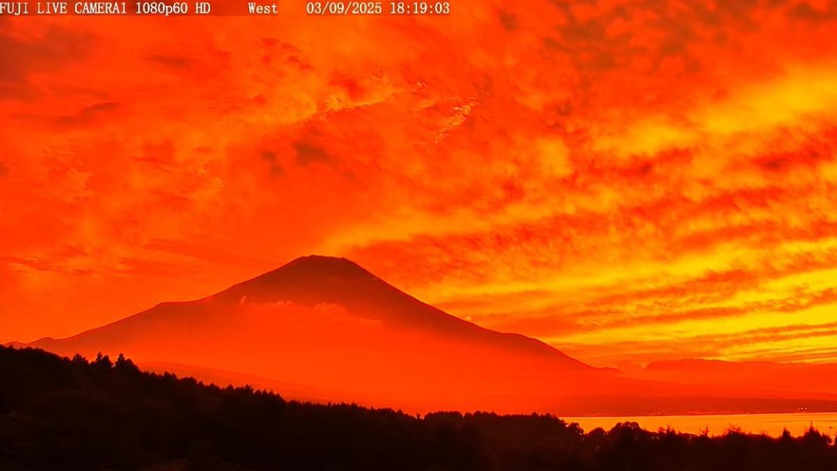 3日晚間富士山出現颱風前罕見的火燒雲景象。(圖/翻攝VICENTE AGEMATSU)