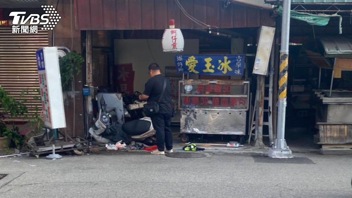 陳男撞進店家。(圖/TVBS)