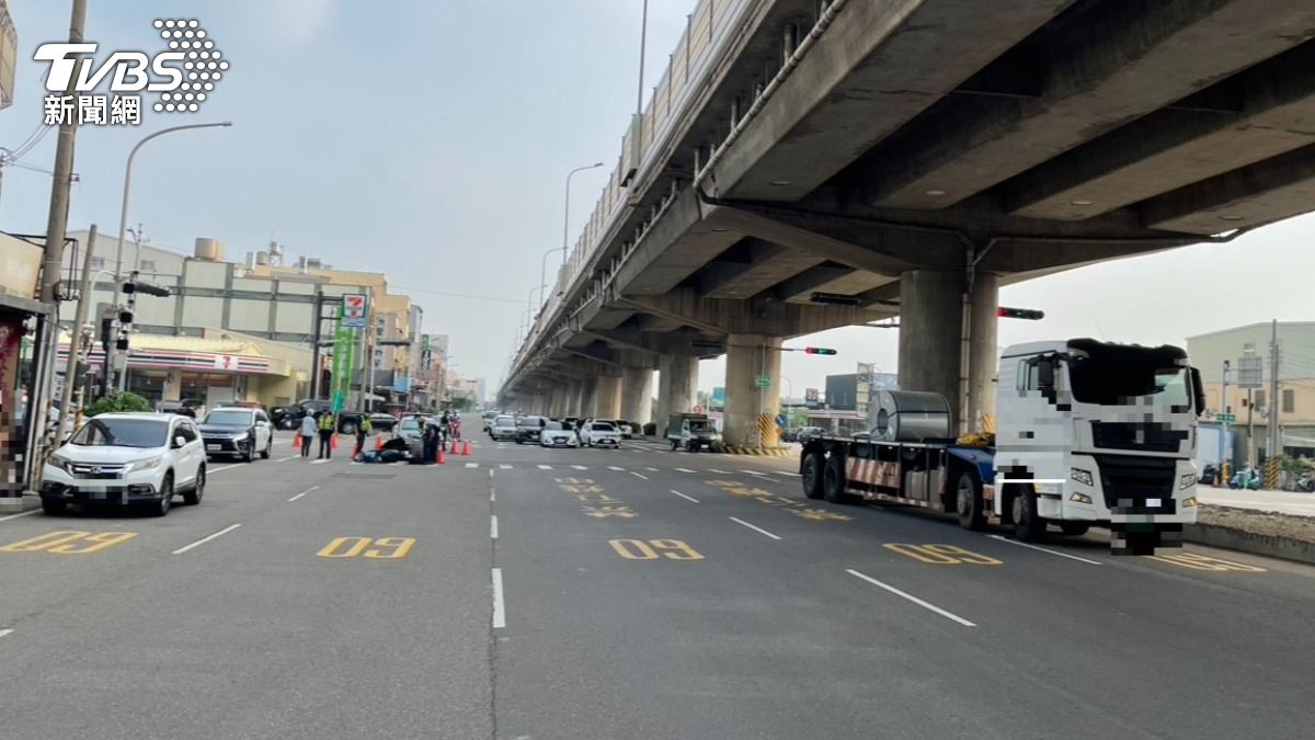 王婦連人帶車倒地，接著她的胸、腹部及四肢又遭到聯結車輾過。（圖／TVBS）