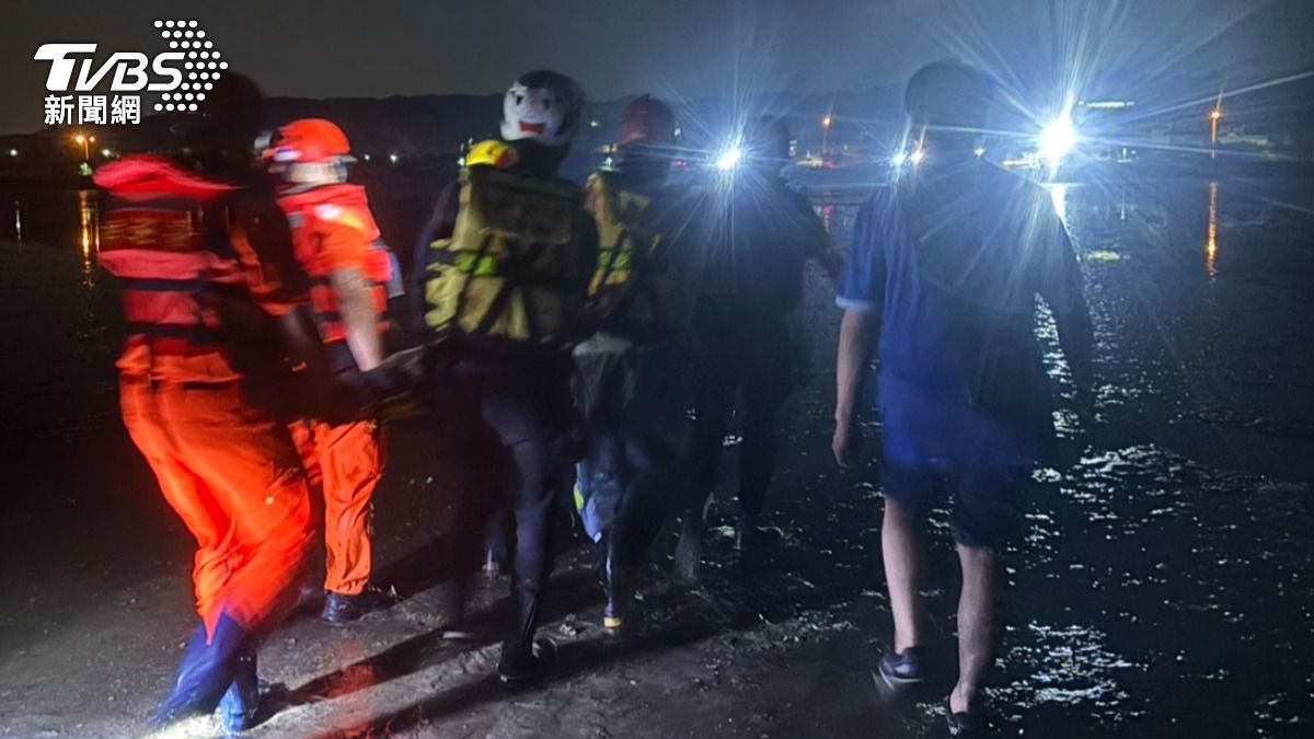 新竹西濱遺留鞋子、空車 警消赫見60歲女「水深及腰」泡海中
