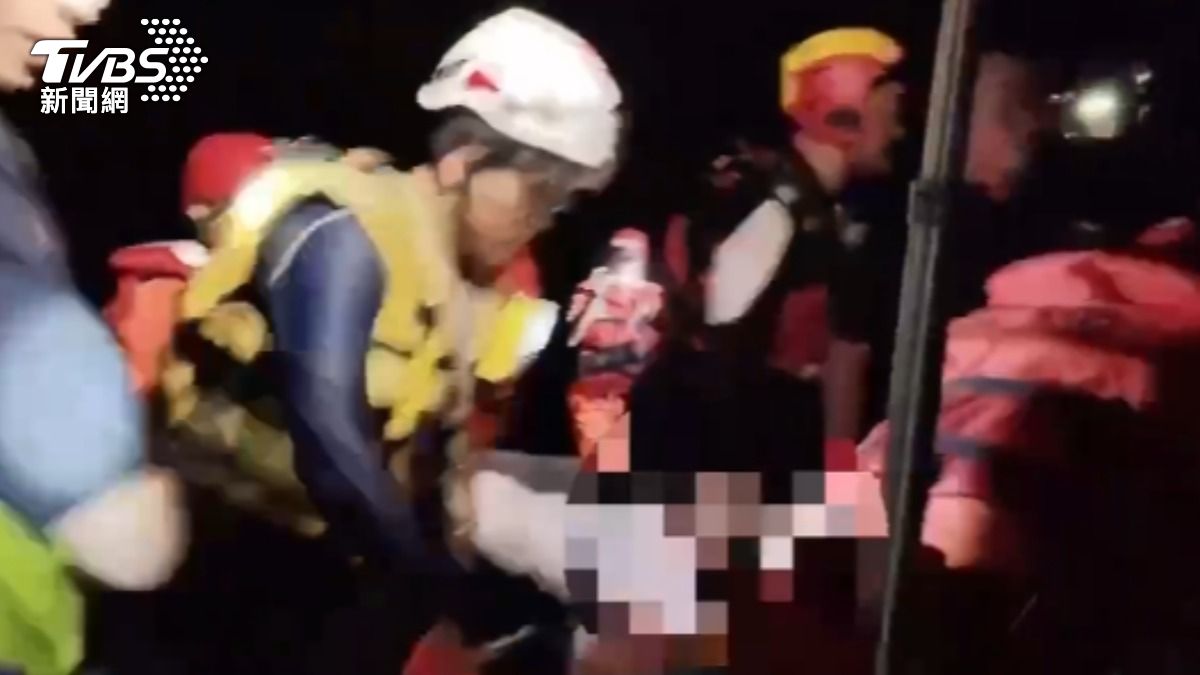 女子泡海中水深及腰,迅速被警消救起。(圖/TVBS)