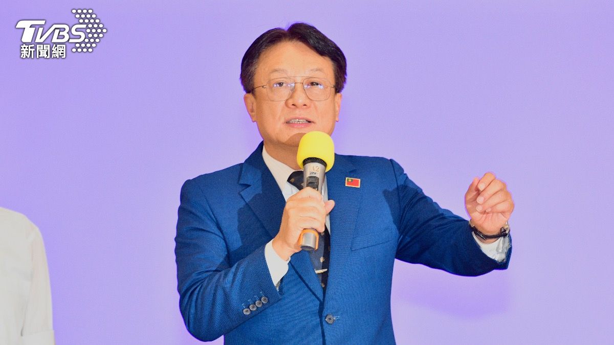前彰化縣長卓伯源（中）勸退前台北市長郝龍斌參選黨魁。（圖／胡瑞麒攝）