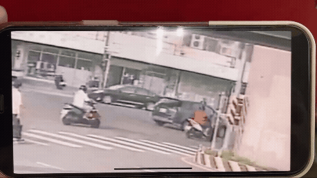 聯結車因為要右轉,所以愈來愈靠近王婦,最終王婦消失在畫面中。(圖/TVBS)
