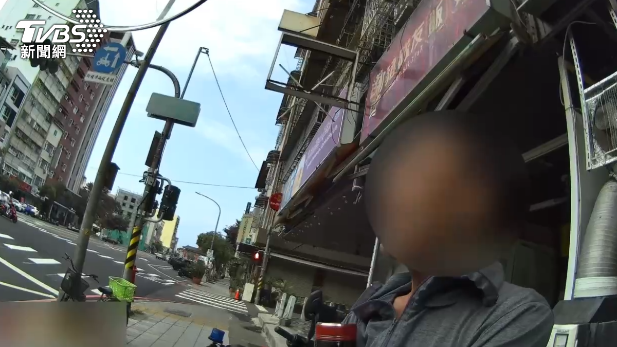 嫌犯在上班途中被攔停,警叫警車支援將人載回派出所,但他卻不斷藉口要趕上班(圖/TVBS)