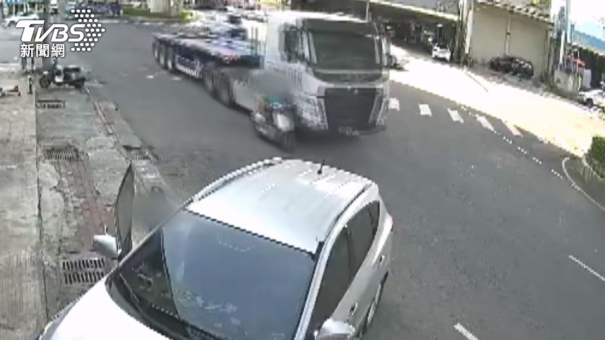 阿嬤閃避遭橋下違停，被貨車撞倒險被捲車底（圖／TVBS）