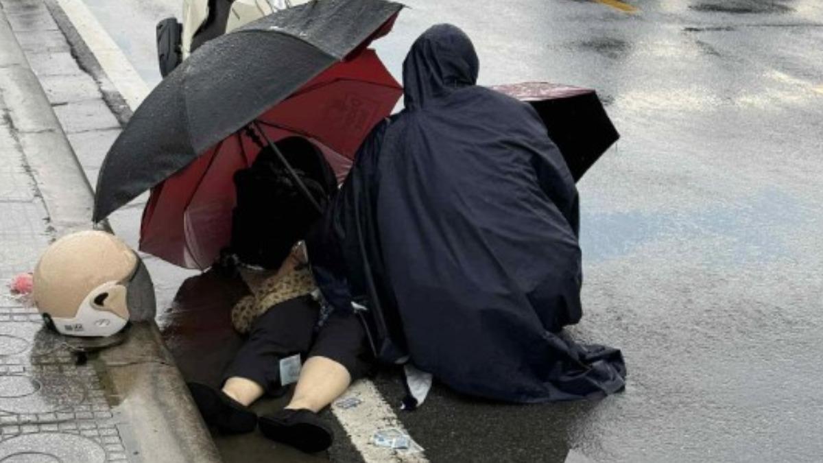 越南女「坐機車遭雷劈」當場慘死! 安全帽燒焦、裂成兩半