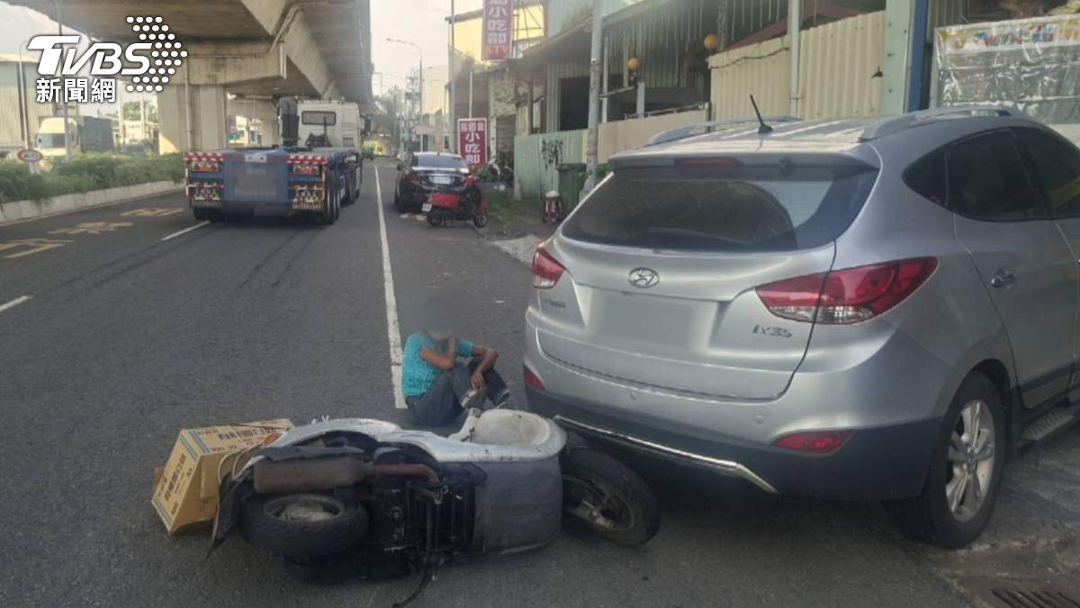 緊鄰著大發工業區，經常有大車出入，因此路邊車輛違停，經常造成大小車禍發生（圖／TVBS）