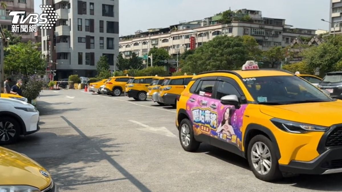 女搭計程車控遭小黃運將自拍入鏡,畫面非當事車輛。(圖/TVBS)