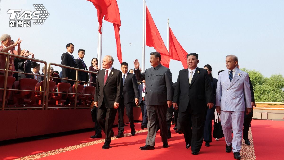 閱兵現場氣氛冷淡,外國媒體還把焦點,放在金正恩和普欽身上。(圖/達志影像路透社)