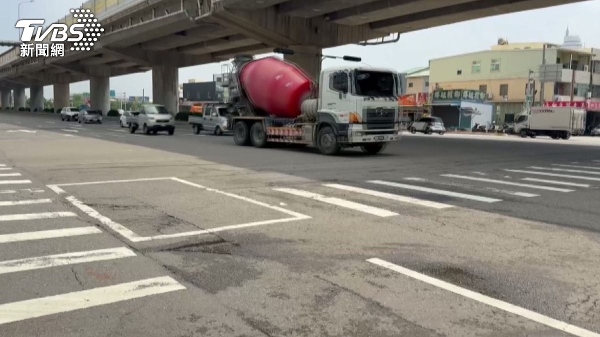 72歲婦騎車去拜拜慘遭奪命!拖板車右轉「視線死角」釀憾事。(圖/TVBS)