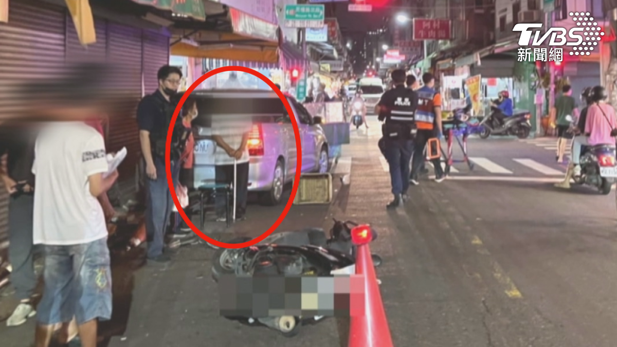 老翁誤踩油門暴衝 拄拐杖下車眾人嚇傻(圖/TVBS)