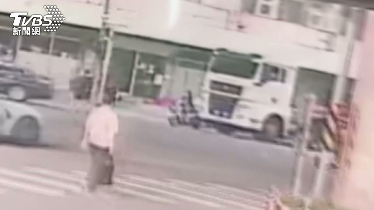 拖板車右轉未注意,老婦騎士遭捲車底亡。(圖/民眾提供)