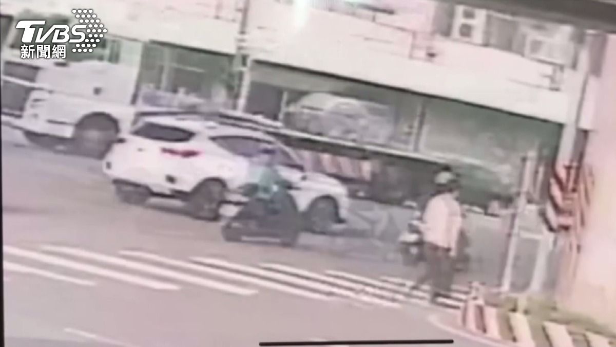 拖板車右轉未注意,老婦騎士遭捲車底亡。(圖/民眾提供)