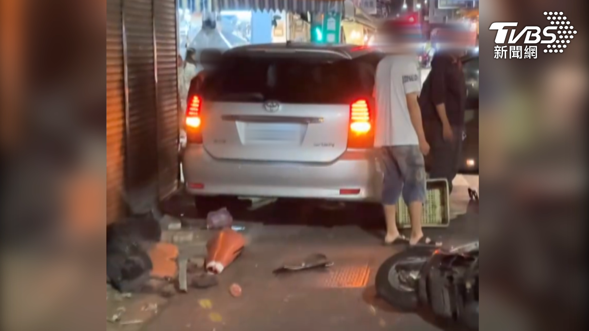 目擊民眾說:嘰一聲然後下一秒他就直接往那個黑色的機車那邊開始撞,沿路撞過去(圖/翻攝 threads@yu._.0628_已授權)
