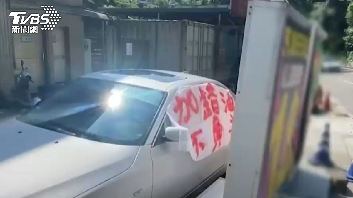 車主兩年前拉布條抗議員工加錯油卻不負責。(圖/TVBS)