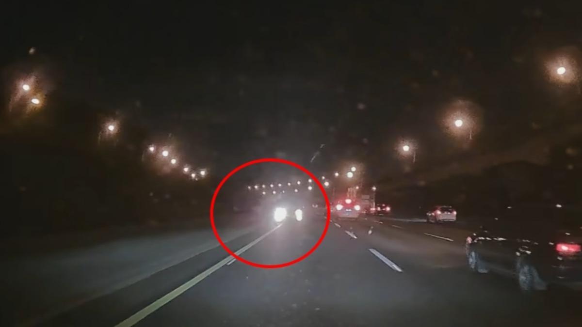 一輛小客車因自撞護欄，導致車頭轉向卡路肩。（圖／翻攝自●【爆料公社】●」臉書社團）