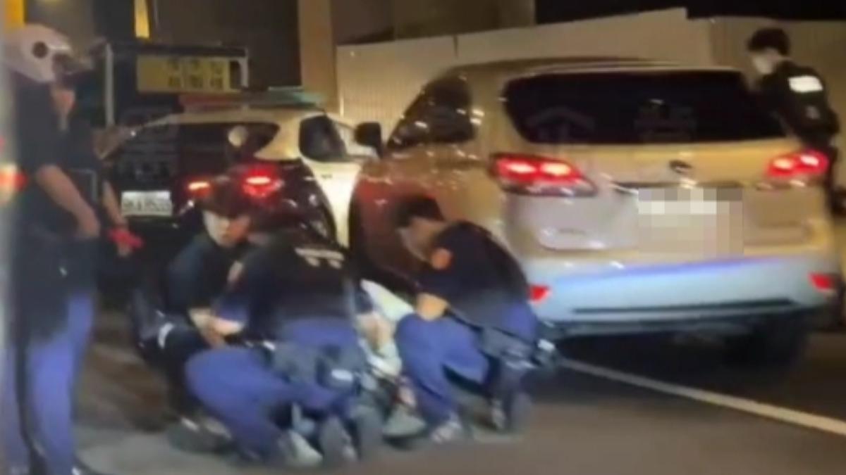 駕駛拒檢逃逸被警方壓制在地。(圖/翻攝黑色豪門企業)