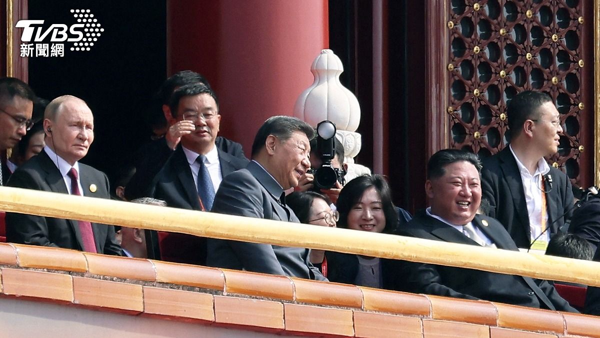 習近平檢閱部隊時,有大半時間坐著,而且沒有頻繁揮手向部隊致意。(圖/達志影像路透社)