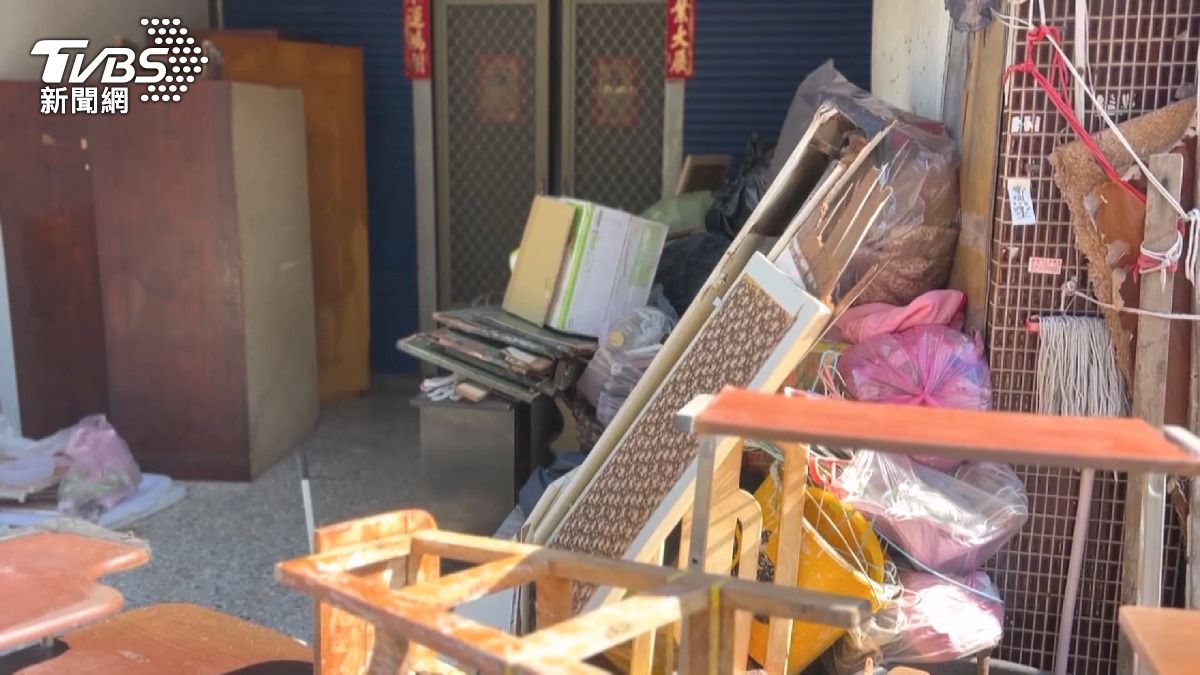  透天厝慘淪「蟲蟲危機」！租客留雜物堆如山　新屋主崩潰接爛攤。(圖／TVBS)