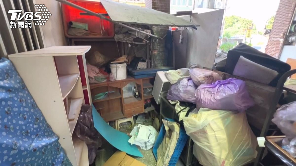 租客搬離留滿屋雜物　新屋主崩潰接「蟑螂屋」。(圖／TVBS)