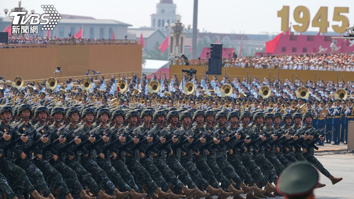 中共閱兵前夕,有抗議人士在重慶大樓外牆投影反共言論。(圖/達志影像美聯社)