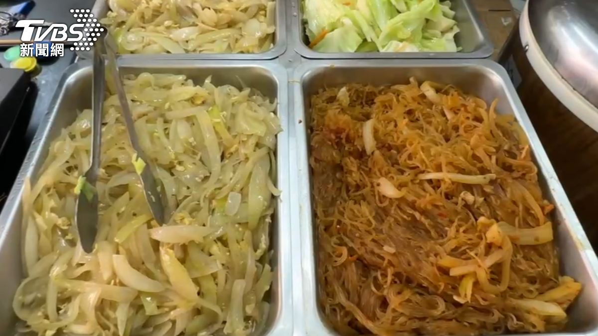 大雞腿飯僅65元，還能有「三配菜」可以選擇（圖／TVBS）