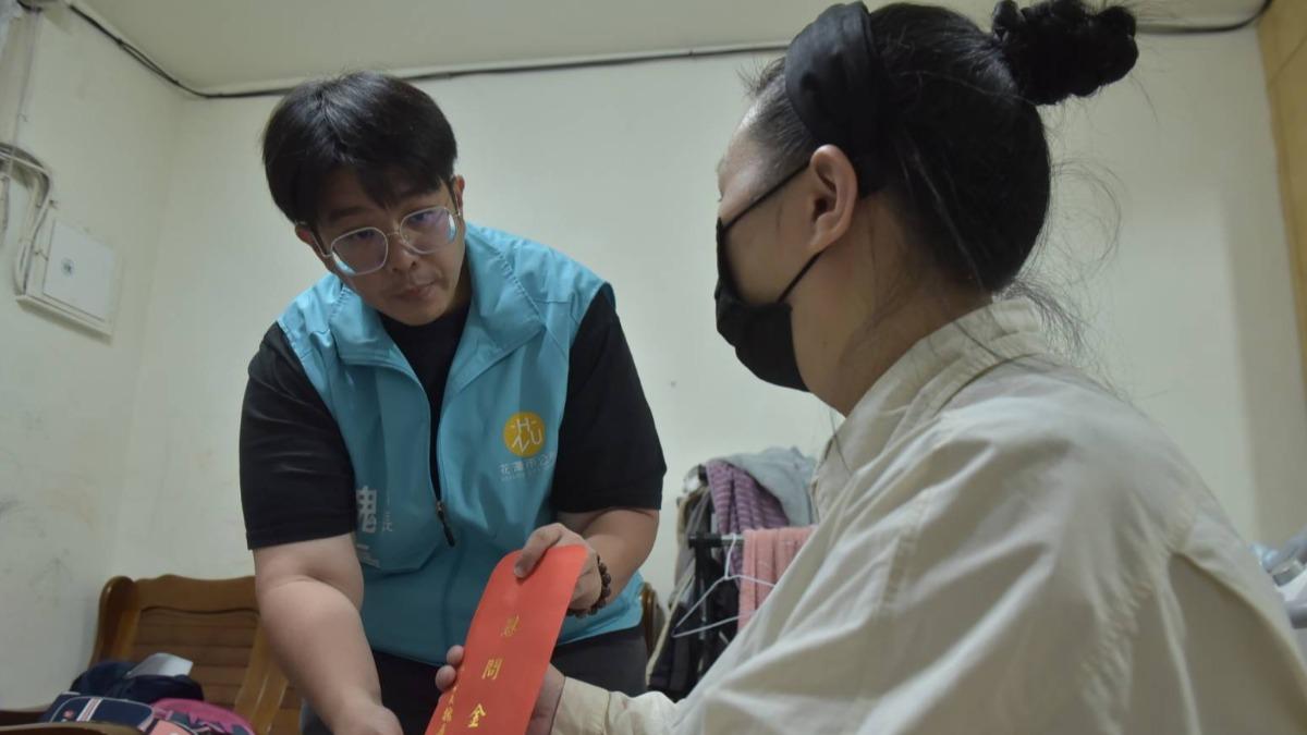 市長魏嘉彥前往探視，給予慰問金。（圖／花蓮市公所提供）