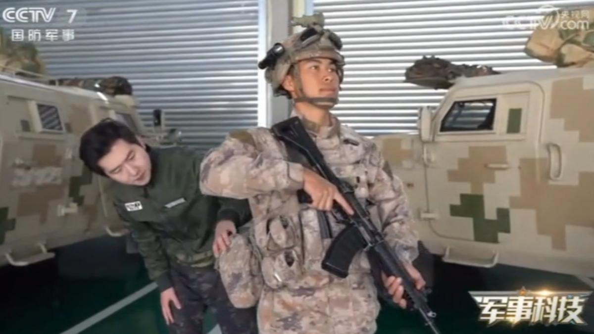 近期大陸央視軍事節目曝光不少單兵作戰系統的裝備。(圖/大陸央視)