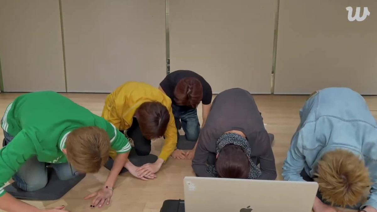 CORTIS在直播突然下跪,原來是為了感謝。(圖/翻攝weverse)