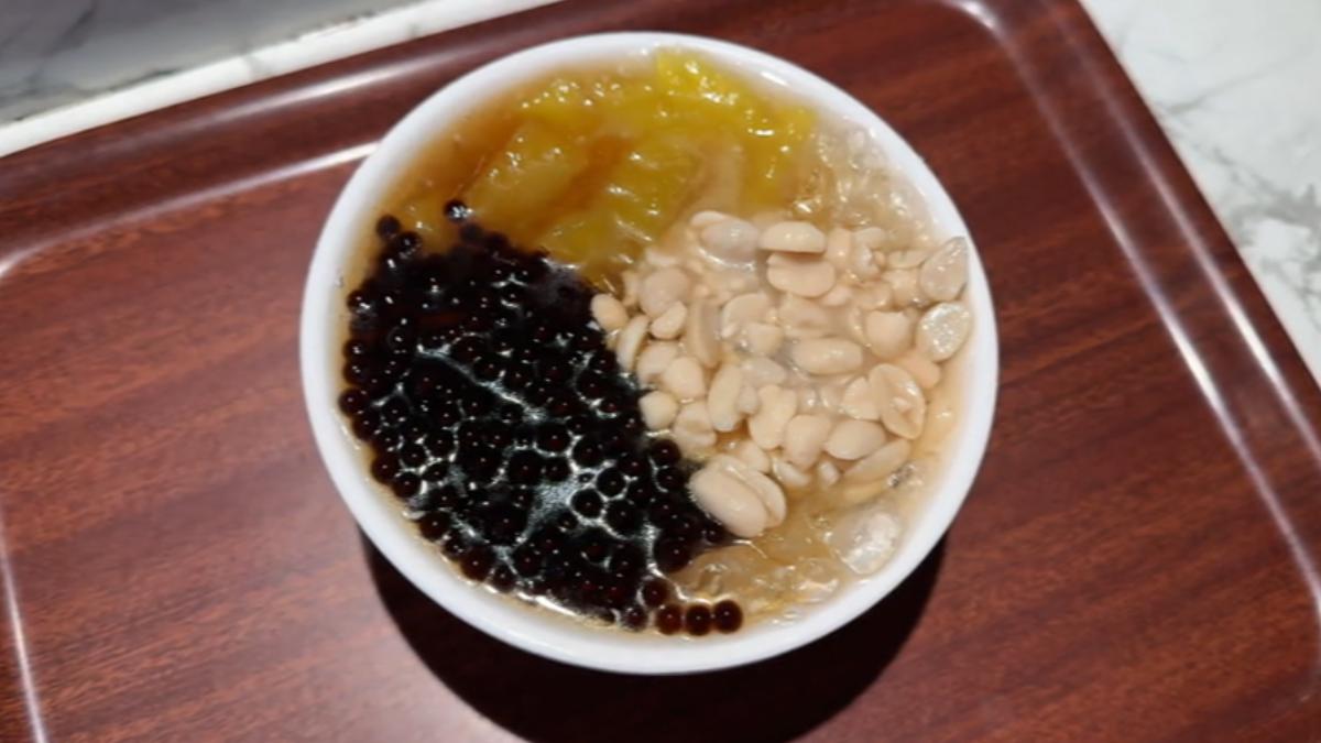 小南門豆花除了甜點也有鹹食。(圖/TVBS)