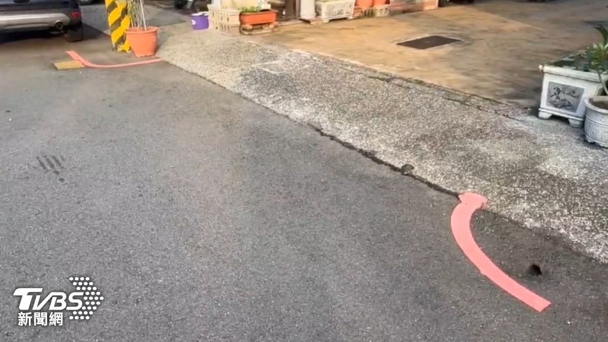 立仁路7處轉角出現僅1公尺的紅線,有民眾停在沒有紅線的地方也被開單。(圖/TVBS)
