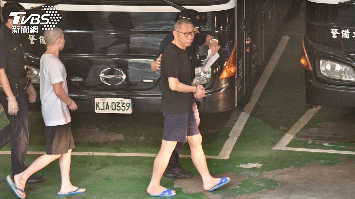柯文哲、應曉薇還押!陳佩琪揮手送囚車 10/1前裁定延押否