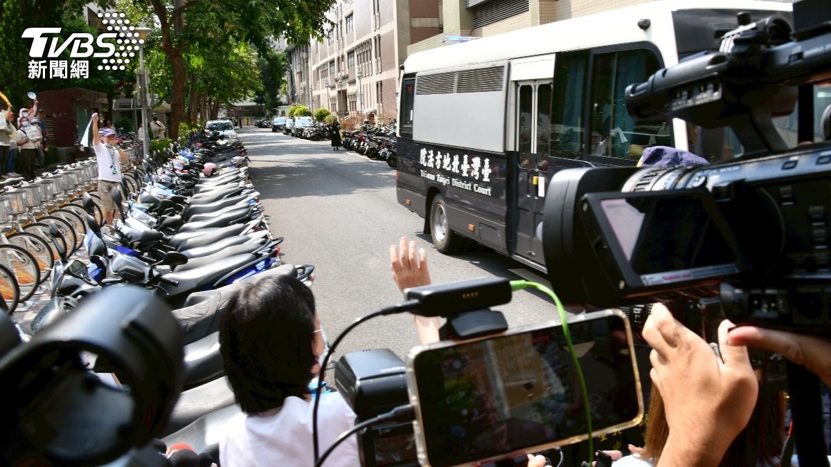 柯妻陳佩琪目送囚車離開。(圖/胡瑞麒攝)
