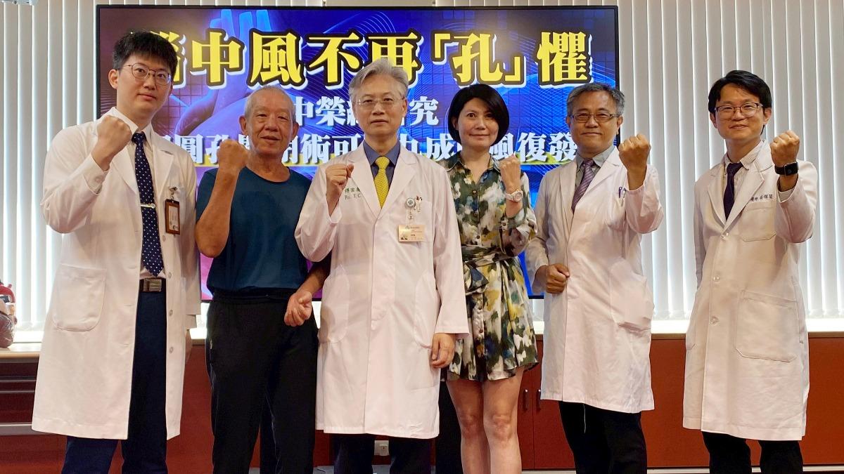 邵女(右三)是因為心臟的「開放性卵圓孔」沒閉合,導致腦中風。(圖/台中榮總提供)