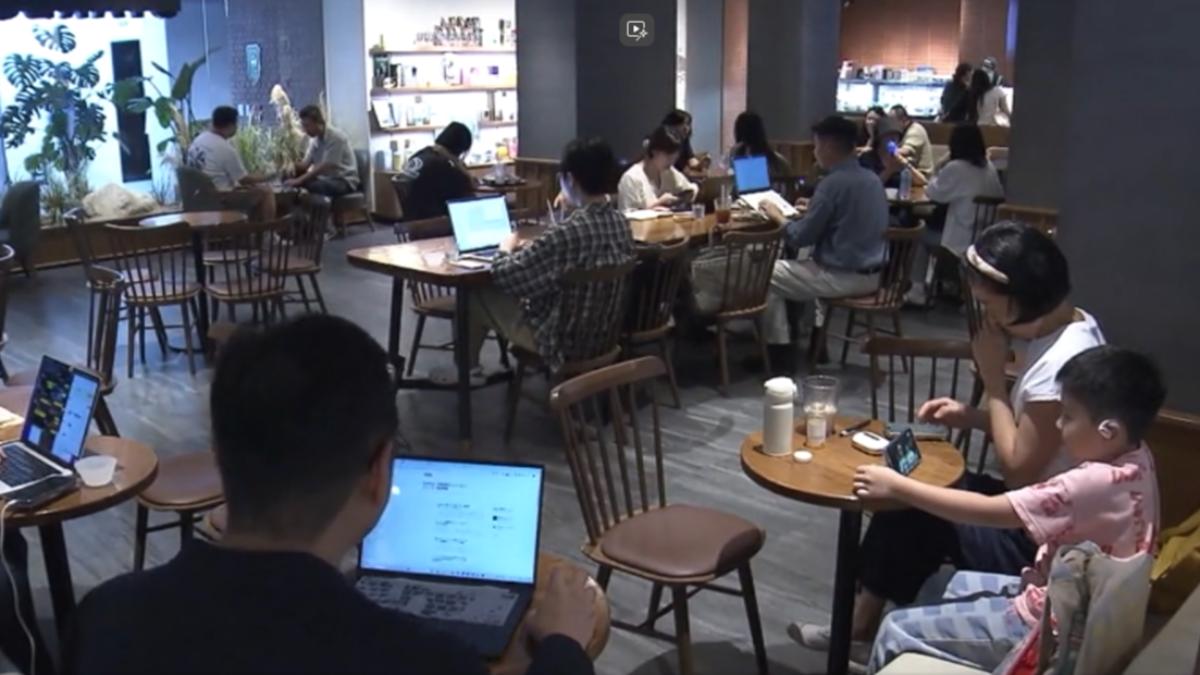 南韓研究分析,一杯熱咖啡的損益平衡點,約待店內1小時42分鐘。(圖/CCTV+)